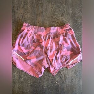 pink camo lululemon hotty hot shorts 4 inches